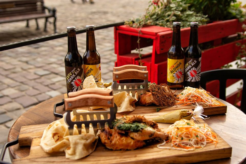 В центрі Львова відкрили кнайпу для справжніх хижаків. Фото: Гризло / Gryzlo