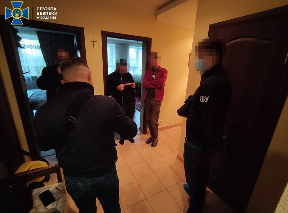 На Львівщині банда торгувала паспортами громадян ЄС. Фото: СБУ