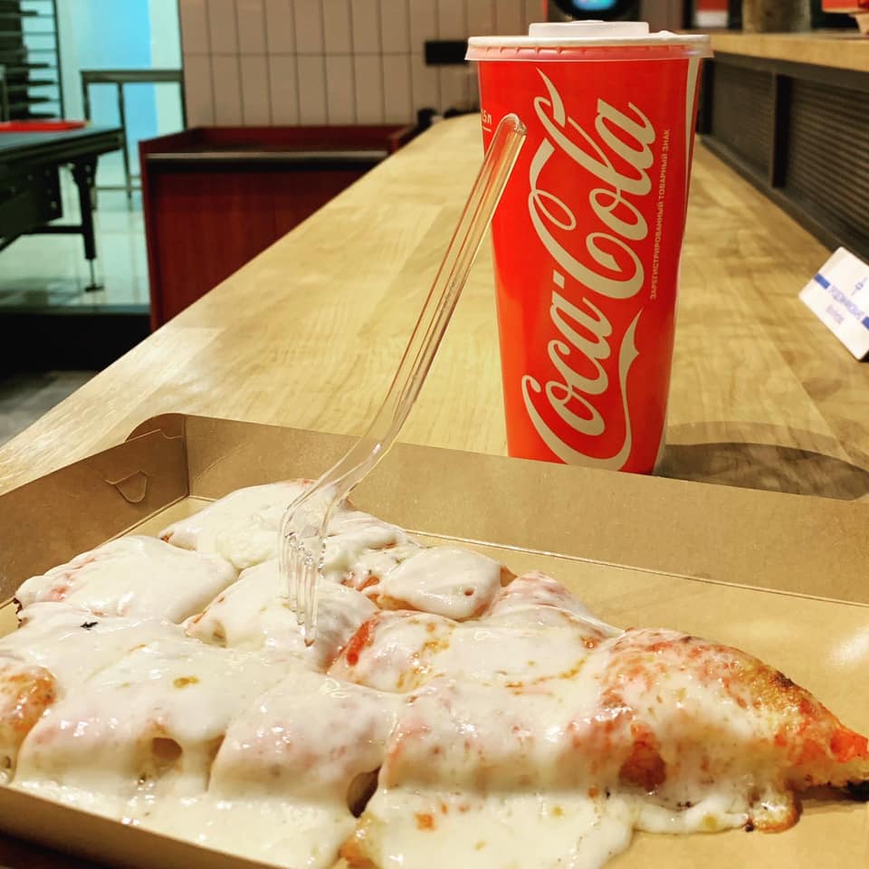 Шматок піци. Фото: Віталій Колошиць