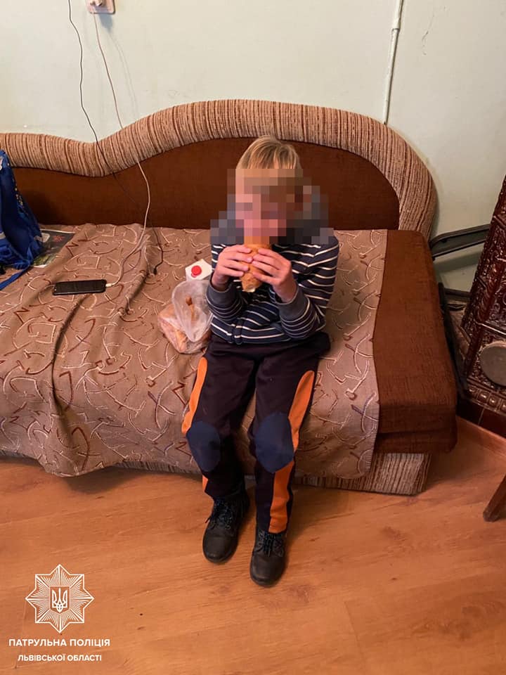 Перехожі купили їжі 6-річному хлопчику. Фото поліції