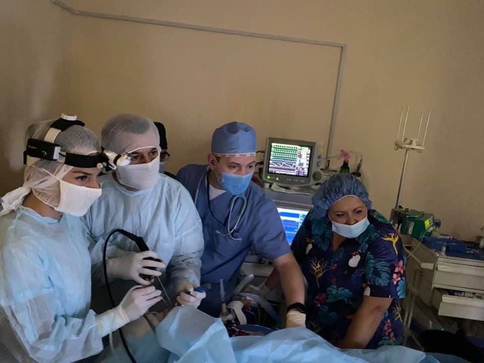 Лікарі рятують дівчинку. Фото: ОХМАТДИТ