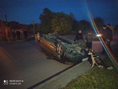 Біля Арени Львів перекинувся автомобіль. Фото: Варта1