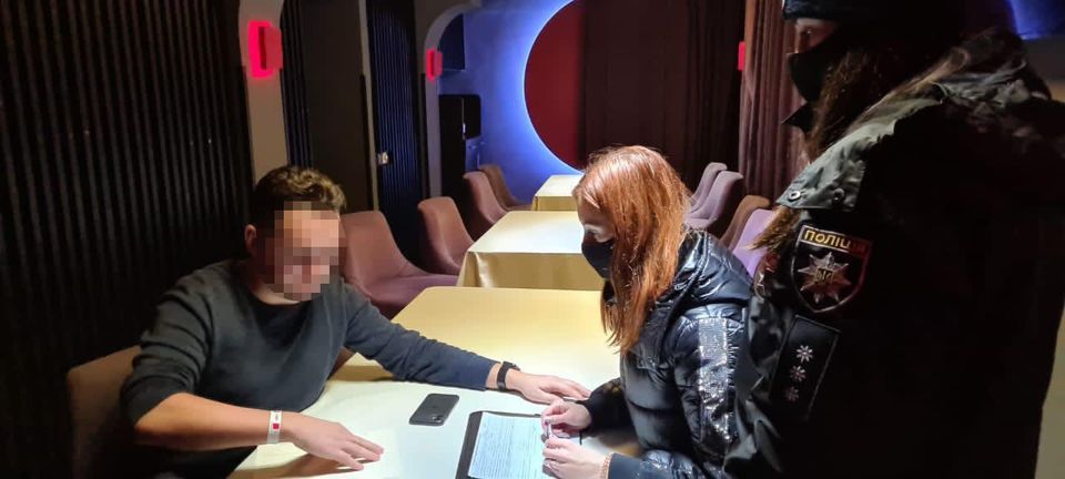 Поліція розігнала концерт гурту «Бумбокс» в нічному клубі у Львові. Фото поліції