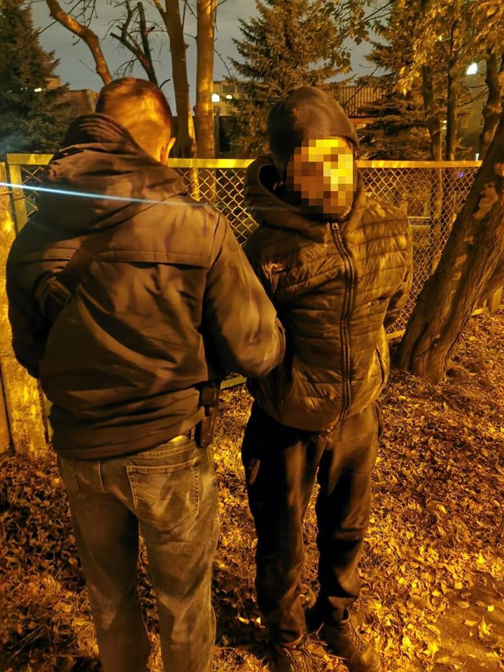 На Чукаріна на гарячому затримала серійного крадія з автівок. Фото поліції