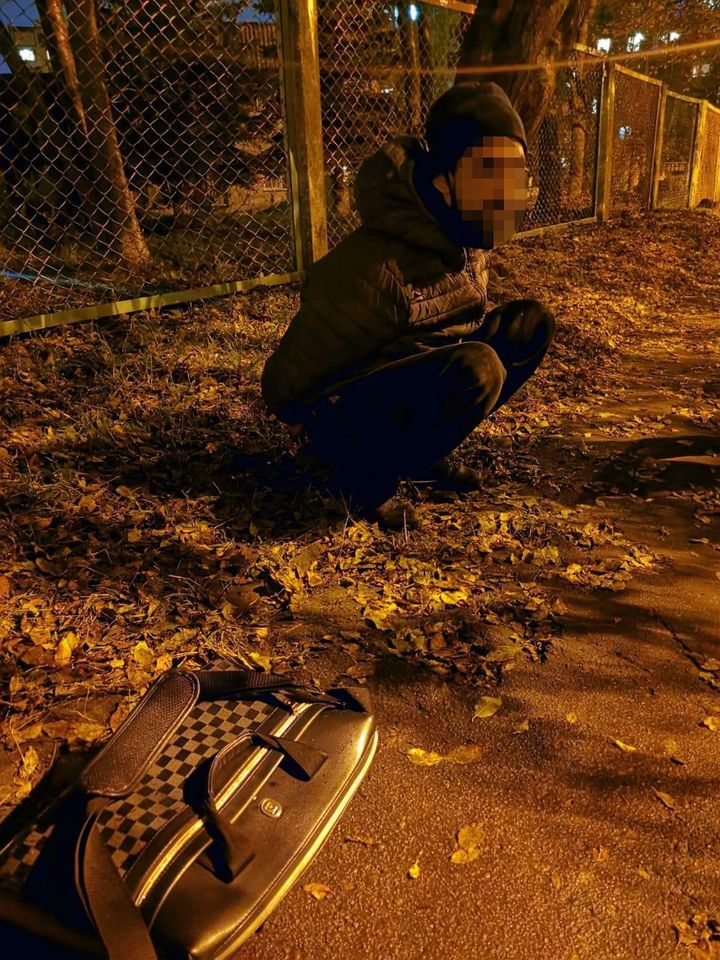 На Чукаріна на гарячому затримала серійного крадія з автівок. Фото поліції