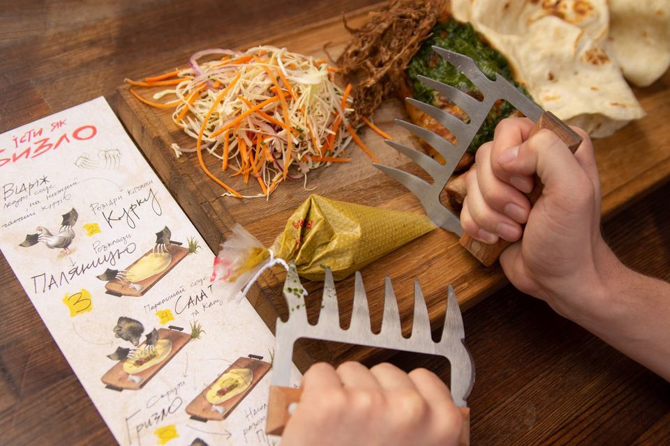 В центрі Львова відкрили кнайпу для справжніх хижаків. Фото: Гризло / Gryzlo