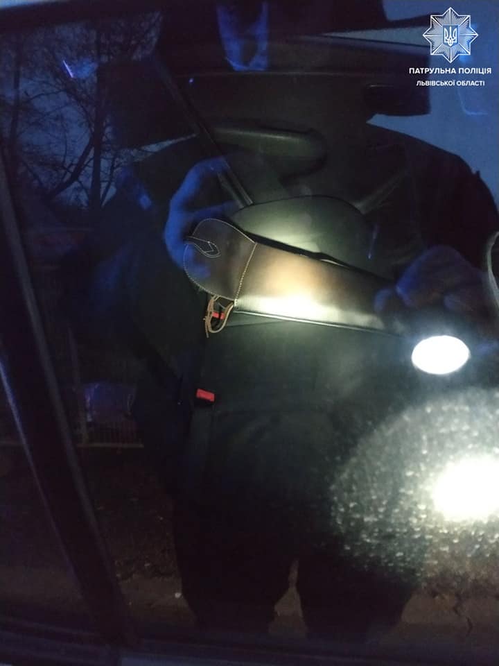У Львові затримали озброєних хуліганів. Фото поліції