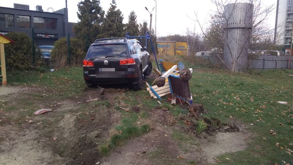 У Львові автомобіль влетів на дитячий майданчик. Фото: Катерина Рибій