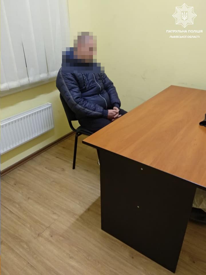 У Львові затримали озброєних хуліганів. Фото поліції