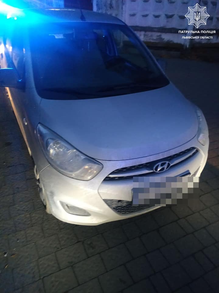 У Львові затримали озброєних хуліганів. Фото поліції