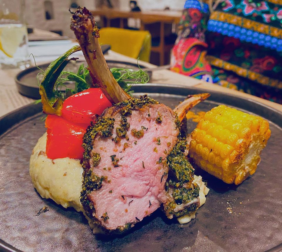 На Зеленій відкрили новий ресторан української кухні. Фото: Самогонка траторія