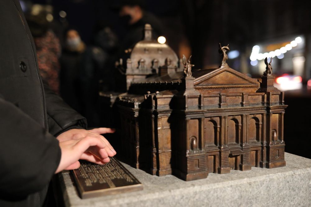 Перед Львівською оперою встановили мініатюрну копію театру. Фото: Львівська міська рада