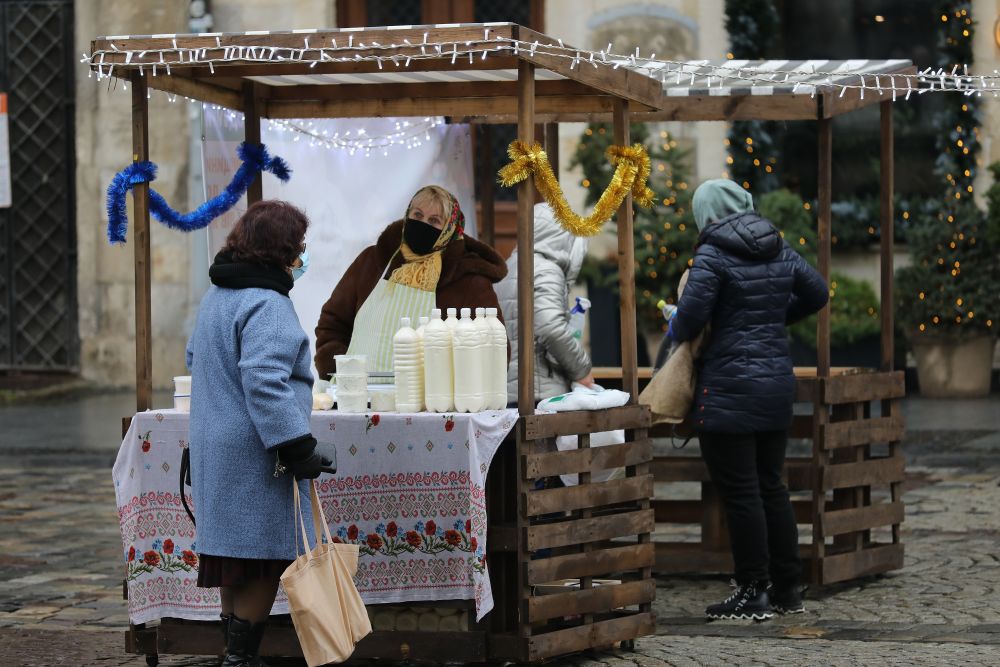 Що продають на Різдвяному фермерському ярмарку у Львові. Фото: Львівська міська рада