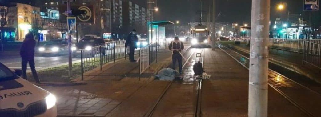 На трамвайній колії на Сихові померла жінка. Фото: Варта1
