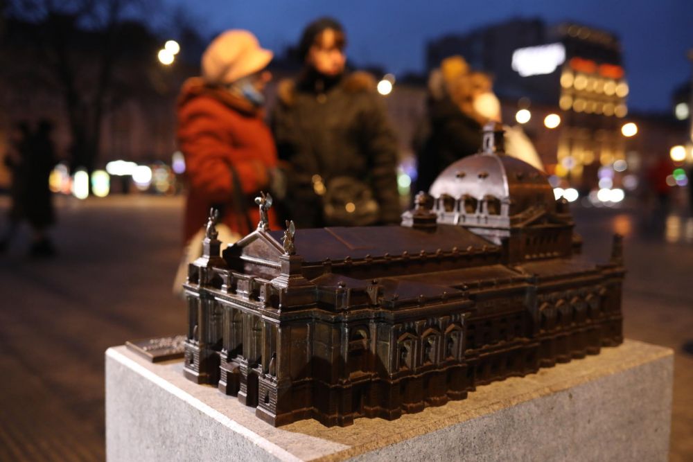 Перед Львівською оперою встановили мініатюрну копію театру. Фото: Львівська міська рада