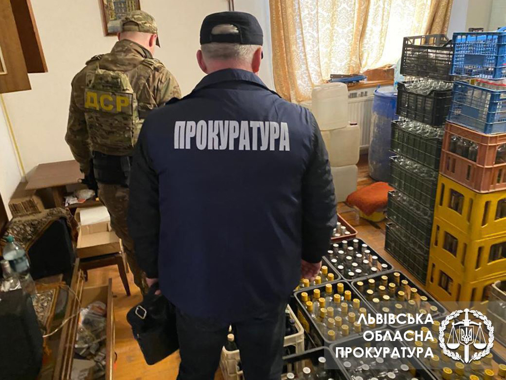 Львів’яни підробляли алкоголь відомих марок. Фото прокуратури
