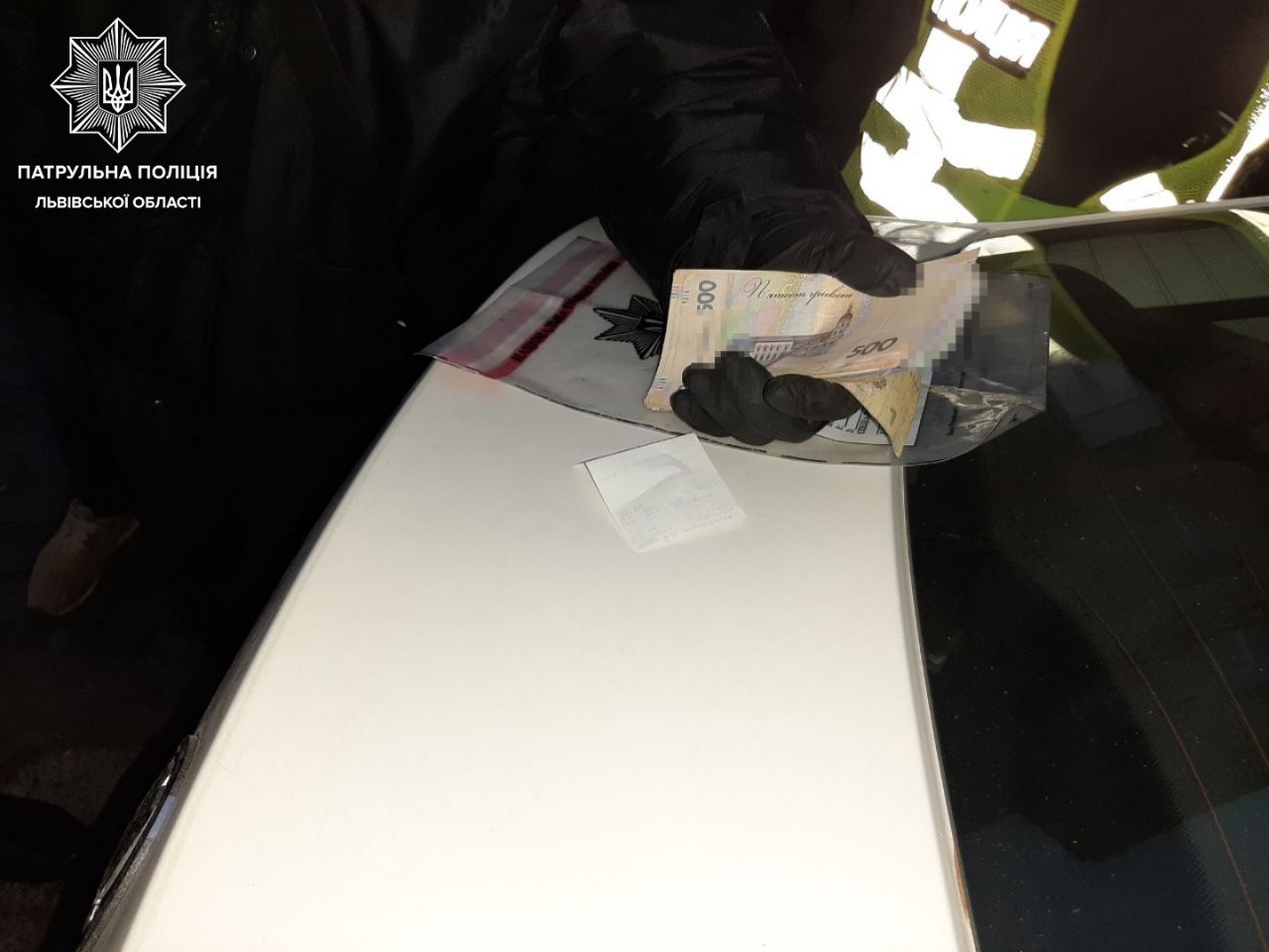 У Львові пасажири побили і пограбували таксиста. Фото поліції