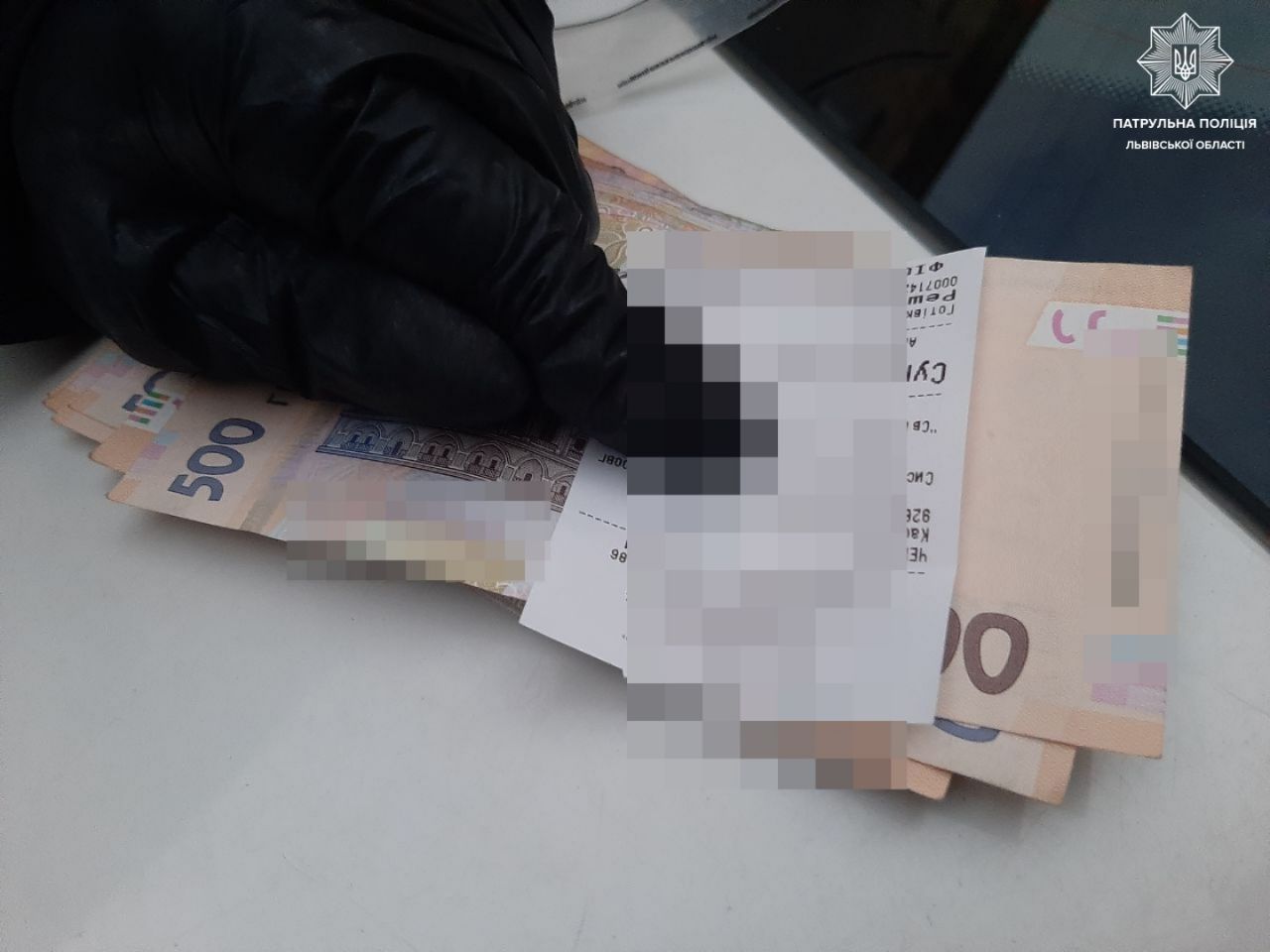 У Львові пасажири побили і пограбували таксиста. Фото поліції