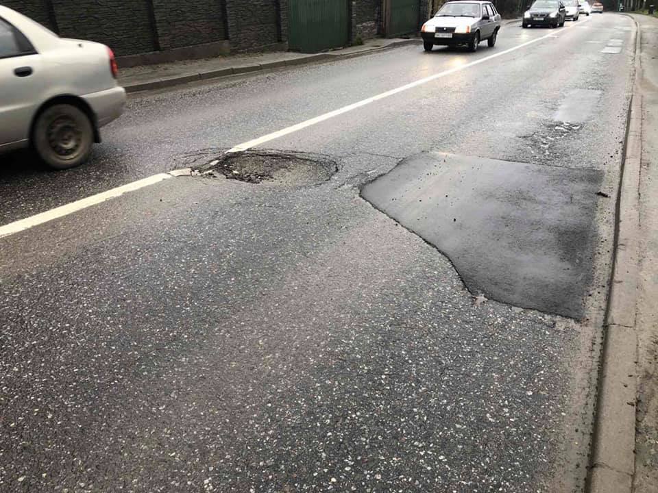 Серед дороги на Тракті Глинянському утворилось два провалля. Фото: Ігор Зінкевич
