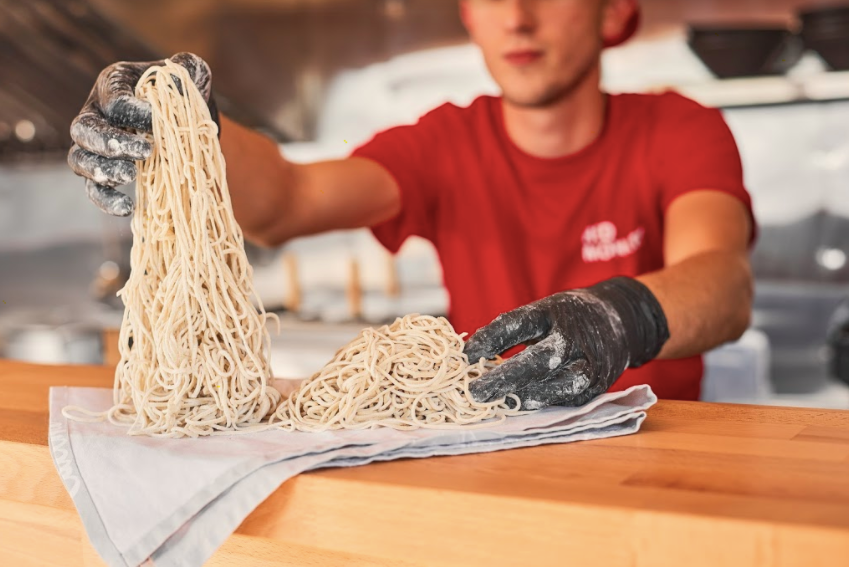 На околиці Львова відкрили раменну. Фото: Red Monkey/Facebook