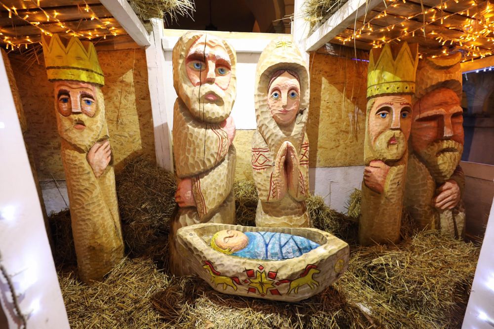 На площі Ринок відкрили різдвяну шопку. Фото: Львівська міська рада