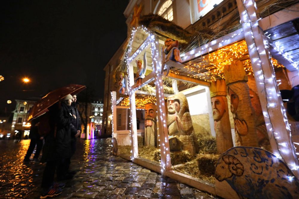 На площі Ринок відкрили різдвяну шопку. Фото: Львівська міська рада