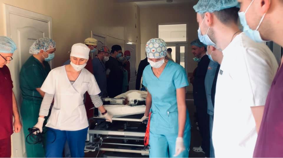 Львівські лікарі віддають останню шану 47-річній донорці органів. Фото: Ірина Заславець