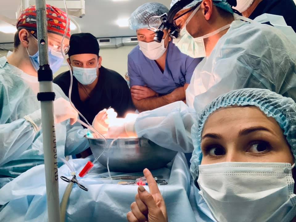 Львівські лікарі віддають останню шану 47-річній донорці органів. Фото: Ірина Заславець