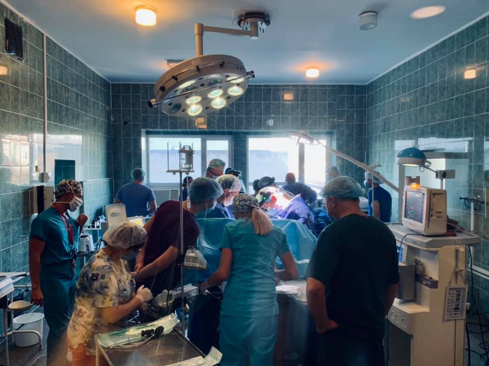 Львівські лікарі віддають останню шану 47-річній донорці органів. Фото: Ірина Заславець