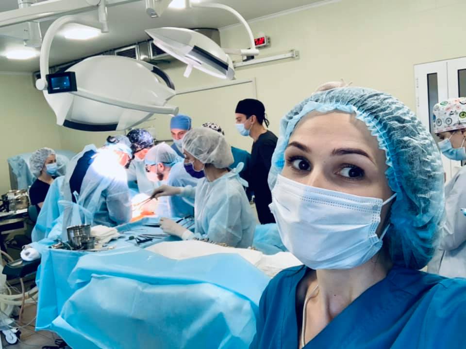 Львівські лікарі віддають останню шану 47-річній донорці органів. Фото: Ірина Заславець