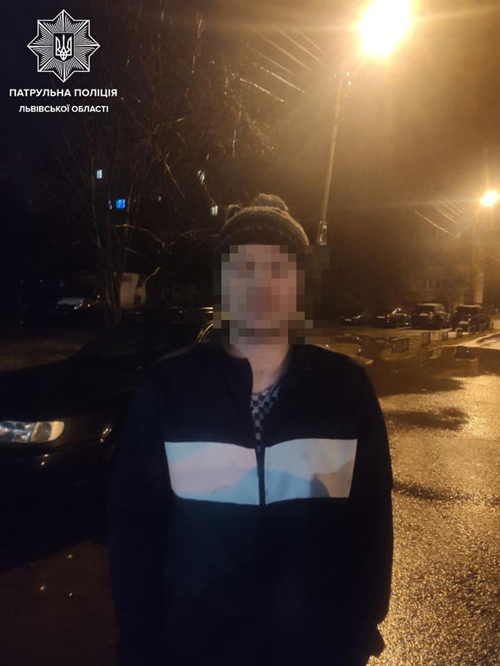 На Науковій львів’янин обкрадав авто. Фото поліції