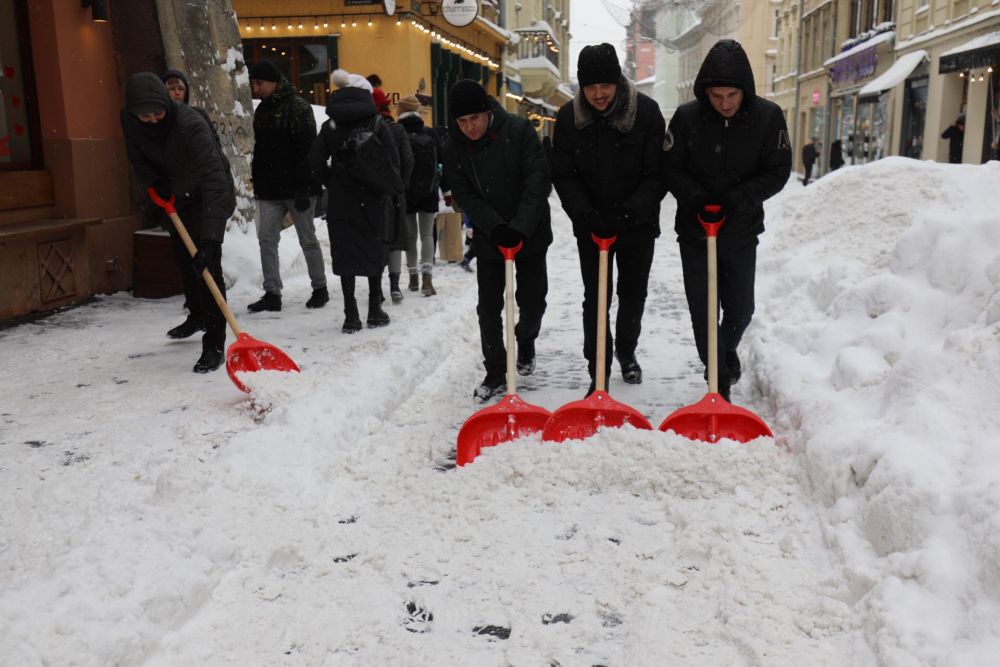 Як в центрі Львова борються зі сніговими заметами. Фото: Роман Балук
