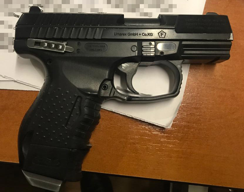 На Сихові п&rsquo;яний 19-річний хлопець погрожував поліцейським зброєю. Фото поліції