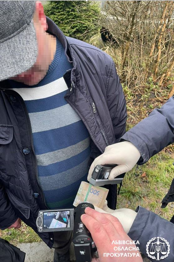 У Львові на хабарі затримали одного з керівників податкової служби. Фото прокуратури
