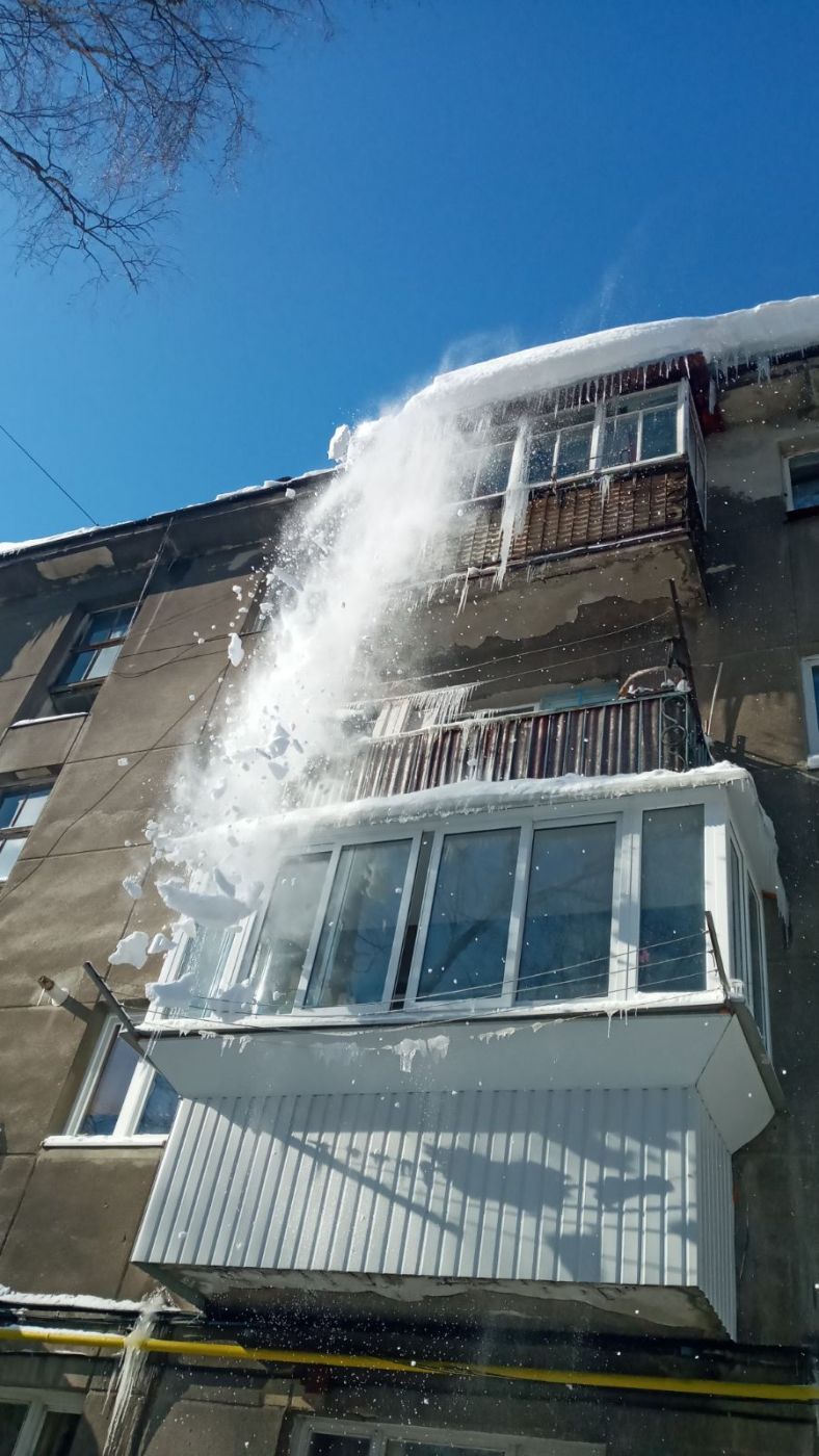 У Львові альпіністи оббивають бурулі. Фото: Львівська міська рада