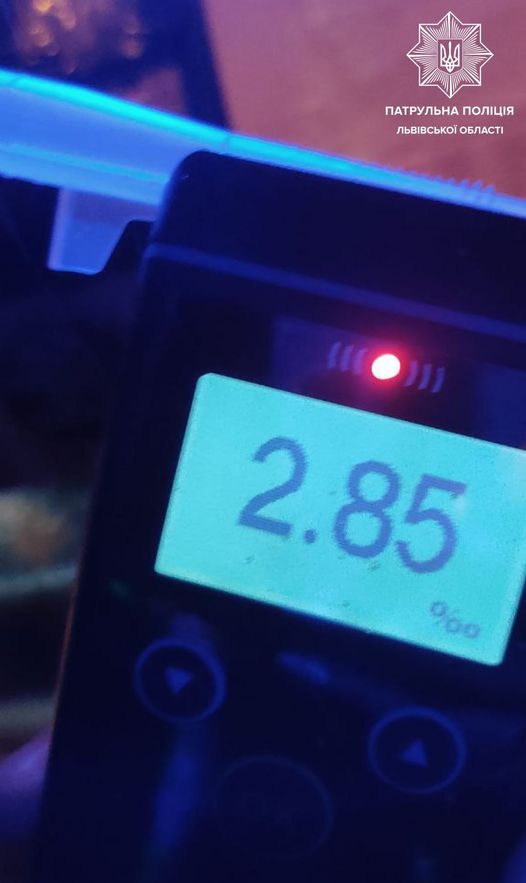 На Патона п’яний львів’янин спричинив потрійну ДТП. Фото поліції