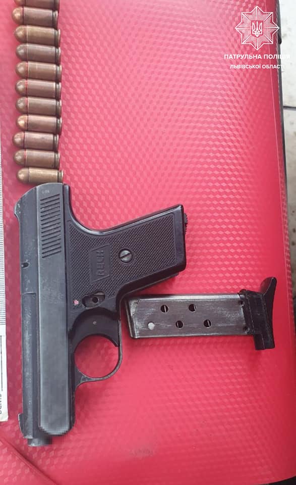 На Науковій безпритульний намагався продати пістолет. Фото поліції