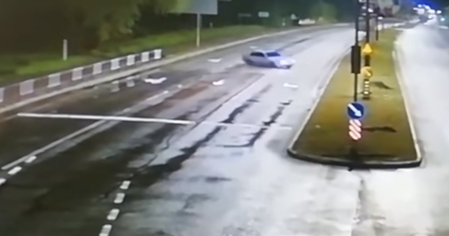 На Стрийській автомобіліст дрифтував по газоні. Скріншот з відео