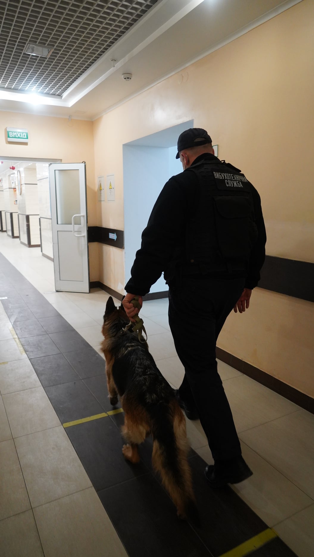 З львівської лікарні евакуювали понад тисячу людей. Фото поліції