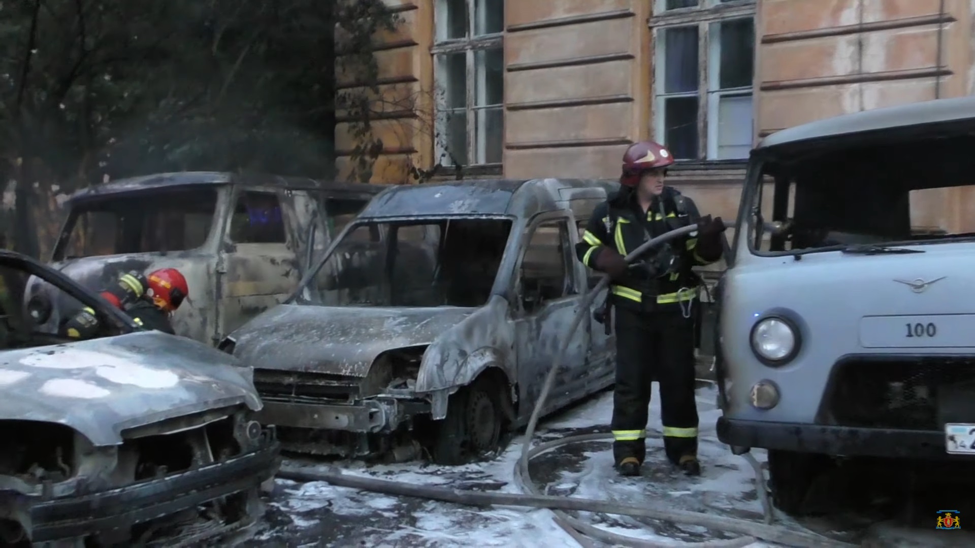 Біля львівського медуніверситету згоріли чотири автомобілі. Фото: ГУ ДСНС