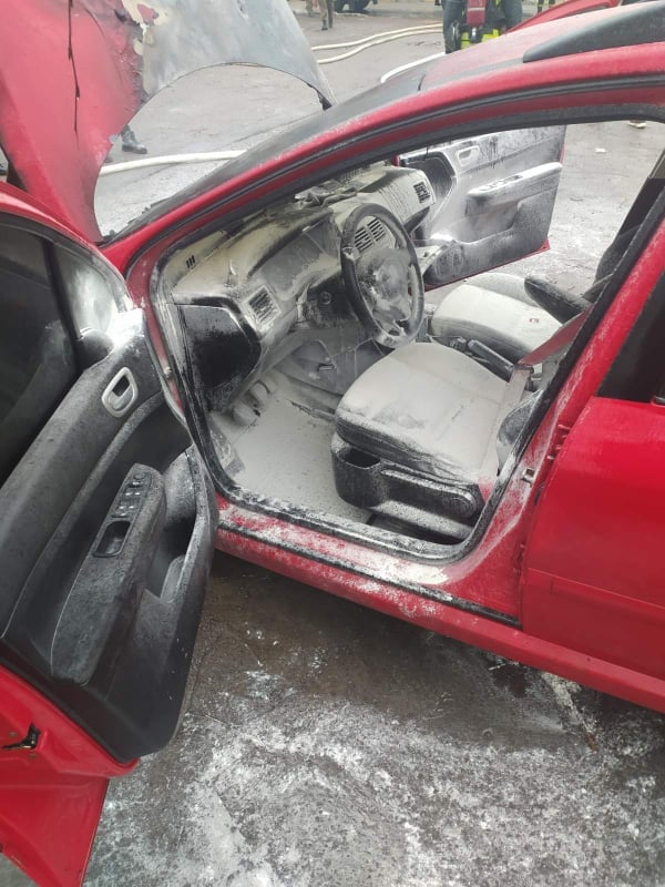 На Пасічній горів автомобіль. Фото: ГУ ДСНС