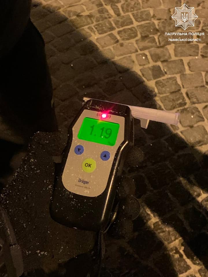 В центрі Львова п’яний іноземець розбив чотири авто. Фото поліції