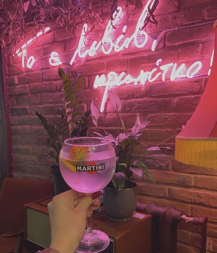 У центрі Львова відкрили незвичайний бар. Фото: Квіткова Мафія/Instagram