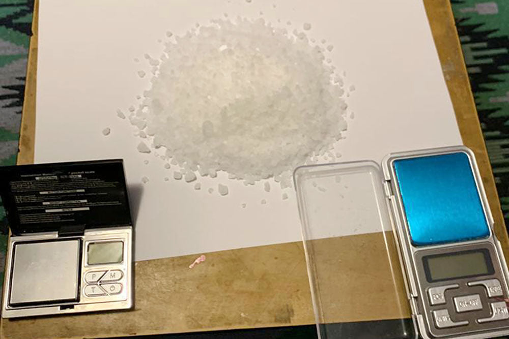 Серед вулиці у Львові затримали двох наркоторговців. Фото поліції