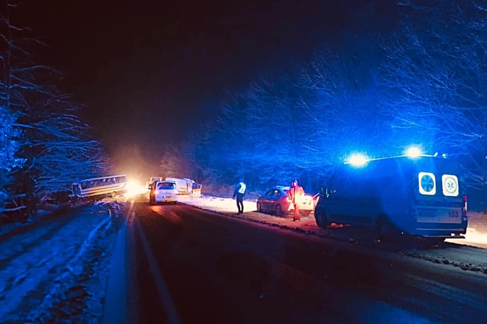 Автобус Львів – Вижниця потрапив у ДТП. Фото поліції