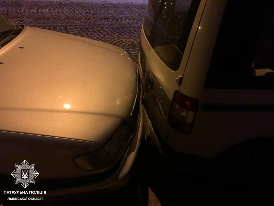 В центрі Львова п’яний іноземець розбив чотири авто. Фото поліції