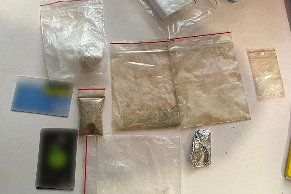 Серед вулиці у Львові затримали двох наркоторговців. Фото поліції