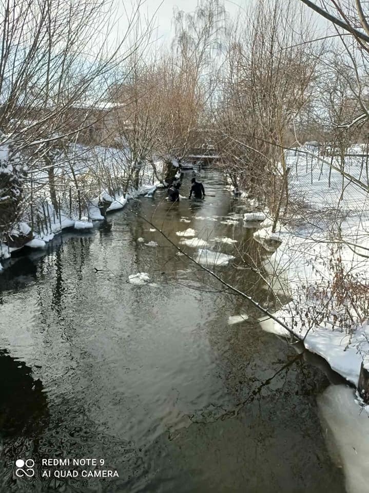 Львівські водолази дістали з річки тіло жінки. Фото: Центральна рятувально-водолазна служба 