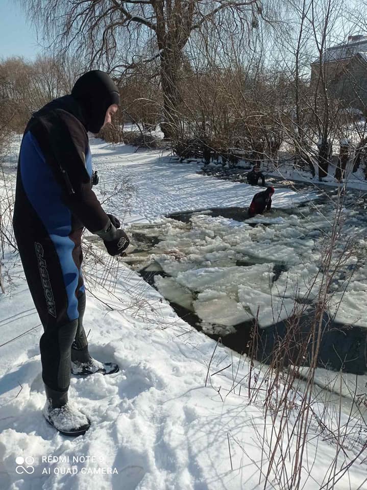Львівські водолази дістали з річки тіло жінки. Фото: Центральна рятувально-водолазна служба 