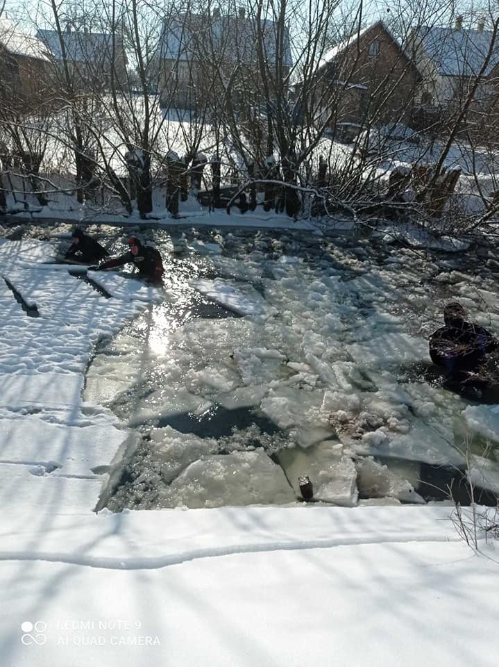 Львівські водолази дістали з річки тіло жінки. Фото: Центральна рятувально-водолазна служба 